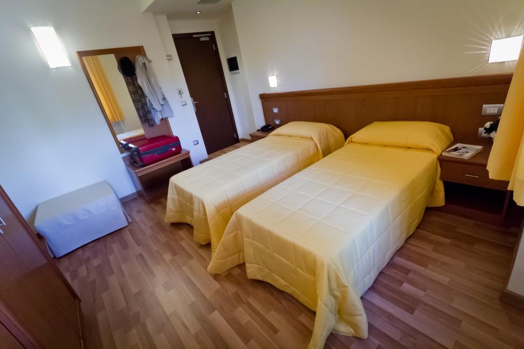 Hotel Donnini Assise Chambre photo